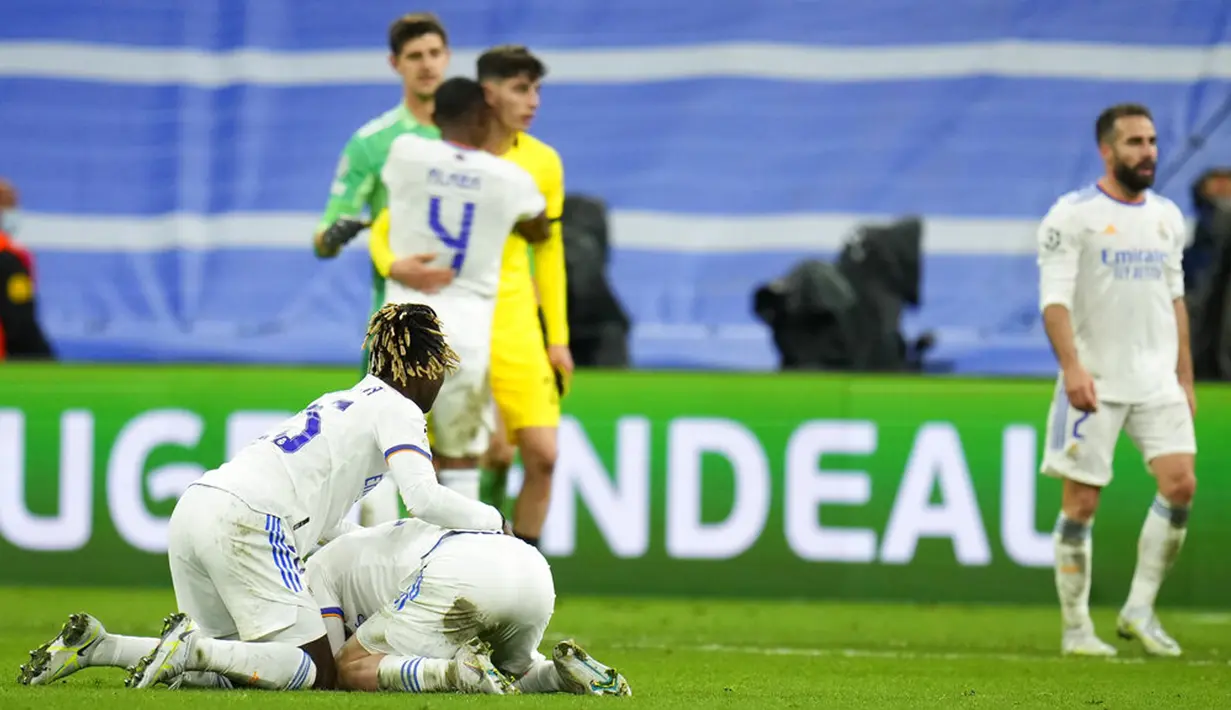 Reaksi para pemain Real Madrid saat lolos ke semifinal Liga Champions usai menyingkirkan Chelsea pada pertandingan leg kedua perempat final di Stadion Santiago Bernabeu, Madrid, Spanyol, 12 April 2022. Real Madrid kalah 2-3. (AP Photo/Manu Fernandez)