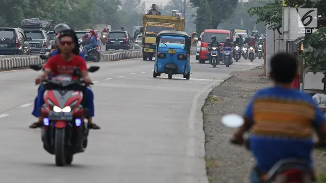 Mudik, Keluarga Ini Naik Bajaj ke Kampung Halaman