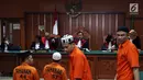 Terdakwa Kasus Terorisme kelompok ISIS Surabaya bersiap menjalani sidang di Pengadilan Negri Jakarta Barat, Selasa (8/1). Agenda sidang tersebut adalah mendengarkan keterangan saksi. (Liputan6.com/Johan Tallo)