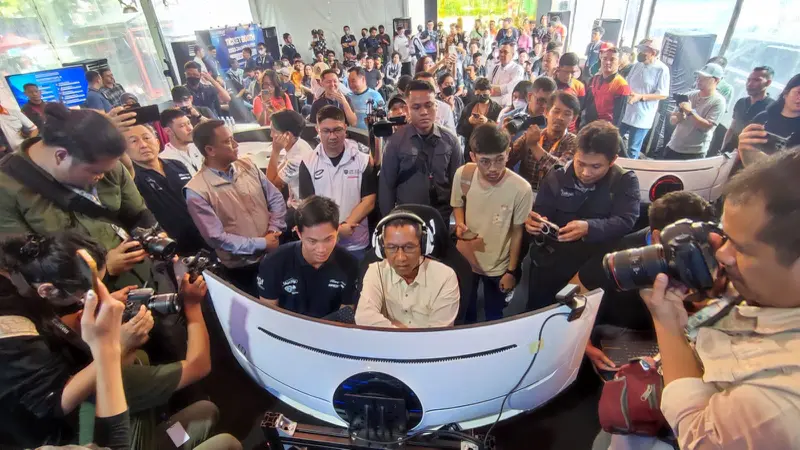 Penjabat (Pj) Gubernur DKI Jakarta Heru Budi Hartono mencoba e-Sport Jakarta E-Prix 2023 di SCBD Weekland Lot 8, Minggu (28/5/2023).