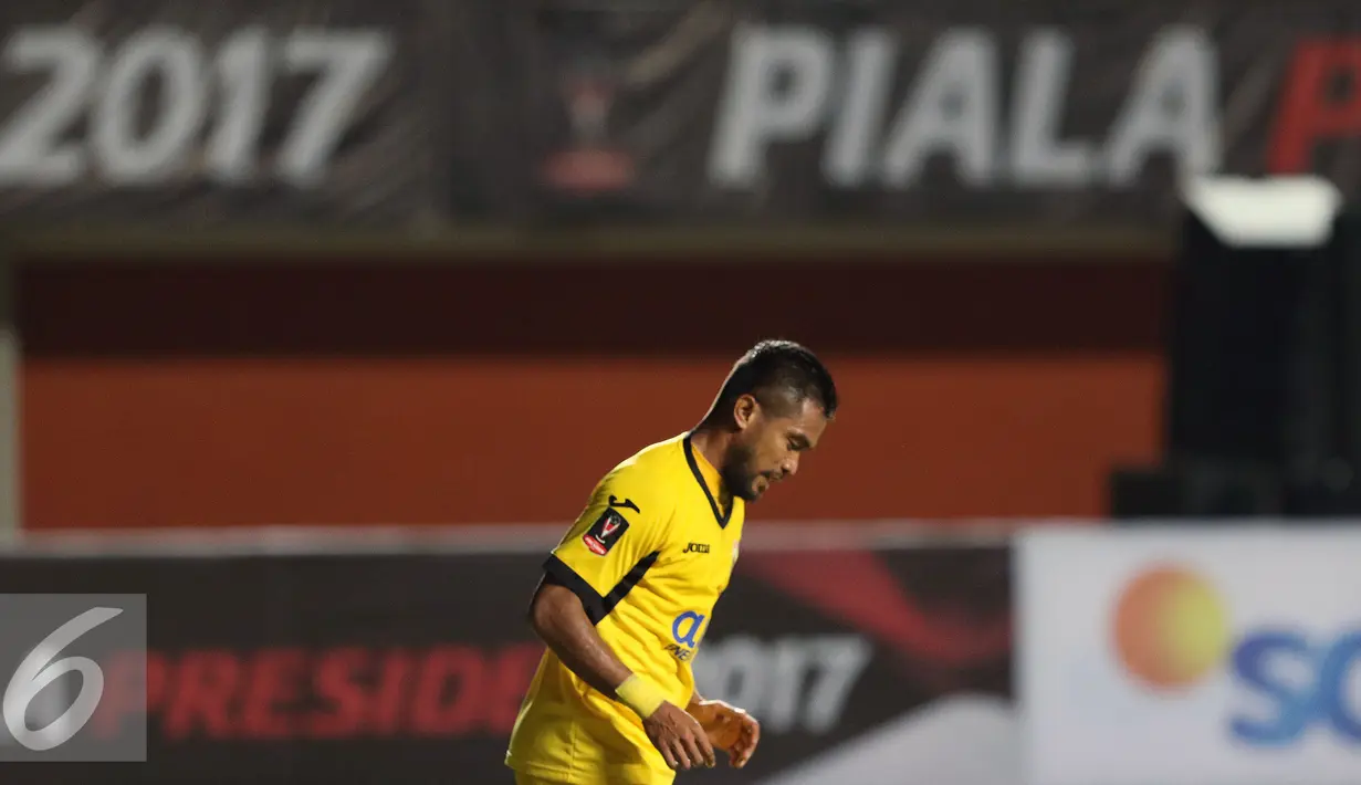 Penyerang Mitra Kukar, Zulham Zamrun mengekspresikan kekecewaan saat laga melawan Persegres GU di turnamen Piala Presiden 2017, Stadion Maguwoharjo, Sleman, Sabtu (4/2). Laga ini dimenangkan Mitra Kukar dengan skor 1-0. (Liputan6.com/Helmi Fithriansyah)