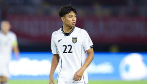 Pemain Timnas Indonesia, Adrian Wibowo, saat melawan Timnas Lebanon dalam laga FIFA Matchday 2025 di Stadion Gelora Bung Tomo, Surabaya, Senin (8/9/2025). (Bola.com/Abdul Aziz)