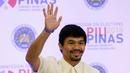Ekspresi Manny Pacquiao seusai resmi diangkat sebagai senator, di Manila, Filipina, Kamis (19/5). Pacquiao berhasil menduduki 1 dari 12 kursi senator di Majelis Tinggi setelah mendapat 16 juta suara. (REUTERS/Erik De Castro)