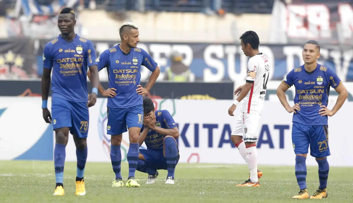 Para pemain Persib tampak kecewa usai gagal meraih kemenangan saat melawan Bali United pada laga Liga 1 Indonesia di Stadion Si Jalak Harupat, Bandung, Kamis (21/9/2017). Persib bermain imbang 0-0 dengan Bali United. (Bola.com/M Iqbal Ichsan)