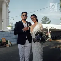 Penyanyi Petra Sihombing menunjukkan cincin pernikahannya dengan Firrina Sinatrya usai pemberkatan di GPIB Immanuel, Jakarta, Jumat (23/3). Petra resmi mempersunting Firrina yang dipacarinya selama dua tahun. (Liputan6.com/Faizal Fanani)