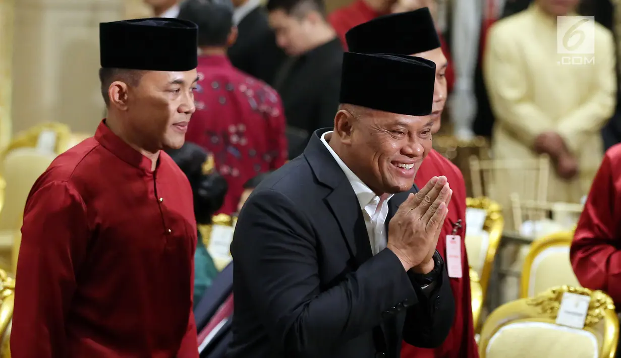 Panglima TNI Jenderal TNI Gatot Nurmantyo menghadiri resepsi pernikahan putri Ketua DPD, Oesman Sapta Odang di Jakarta, Jumat (8/9). Resepsi tersebut juga dihadiri para mantan presiden dan wapres serta anggota Kabinet Kerja. (Liputan6.com/Johan Tallo)