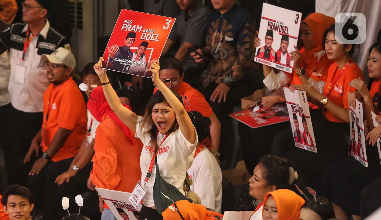 Beberapa kali terdengar pula nyanyian dan yel-yel serta sorak sorai untuk memberi dukungan pada para cagub-cawagub DKI Jakarta pada Pilkada Serentak 2024. (Liputan6.com/Angga Yuniar)