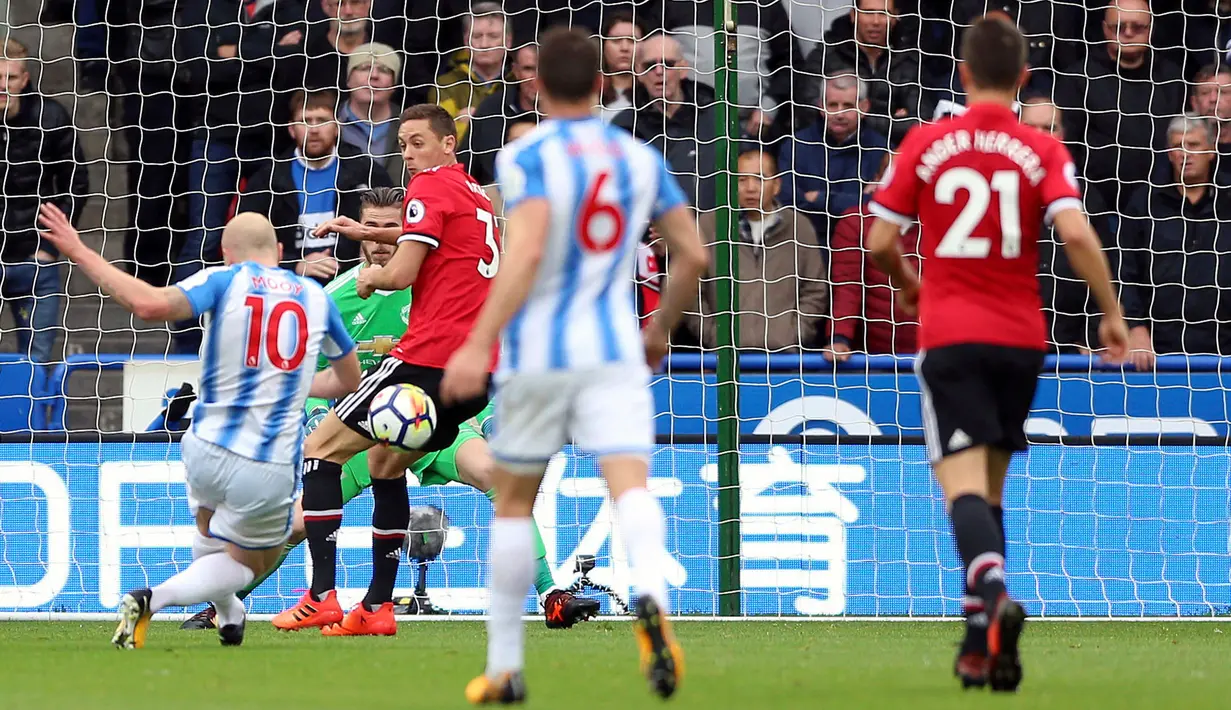 Gelandang Huddersfield, Aaron Mooy melakukan tendangan yang akhirnya berbuah gol saat pertandingan melawan Manchester United dalam Liga Inggris di stadion John Smith di Huddersfield (21/10). Huddersfield menang 2-1 atas MU. (Nigel French / PA via AP)