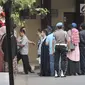 Keluarga korban meninggal dalam rusuh Mako Brimob berkumpul di RS Polri, Jakarta, Rabu (9/5). Lima personel kepolisian gugur dalam kerusuhan yang terjadi di Mako Brimob Kelapa Dua. (Merdeka.com/Iqbal Nugroho)