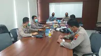 Ombudsman RI Perwakilan Jawa Timur saat berkomunikasi dengan sejumlah pihak di Mapolda Jawa Timur pada Rabu (7/4/2021).