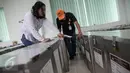 Petugas Pemungutan Suara (PPS) mengecek 104 kotak suara di Kelurahan Menteng, Jakarta, Kamis (13/4). Sebagian besar logistik untuk Pilkada DKI 2017 pada 19 April mendatang telah didistribusikan sampai tingkat kelurahan. (Liputan6.com/Faizal Fanani)