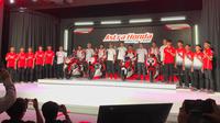 Joan Mir dan Luca Marini (dua di tengah) saat berpose bersama 14 pembalap muda binaan Honda&nbsp;di Astra Honda Motor Safety Riding and Training Center (AHM-SRTC) Deltamas, Cikarang, Bekasi pada Sabtu (1/2/2025) sore WIB. (Liputan6.com/Melinda Indrasari)