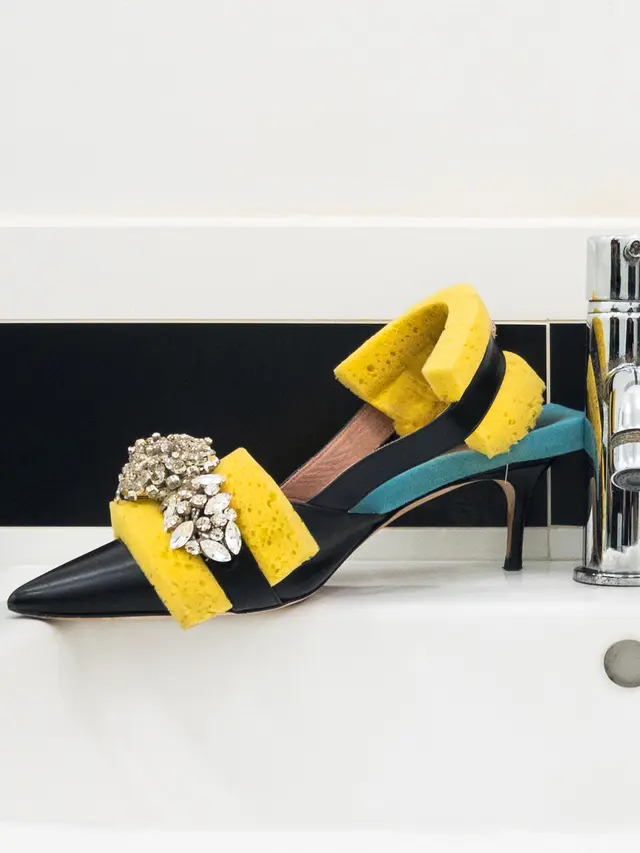 Terbuat dari Sponge, Sepatu Ini Dijual dengan Harga Menakjubkan