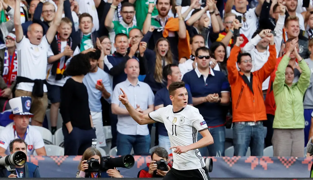 Ekspresi pemain Jerman, Julian Draxler, setelah mencetak gol ke gawang Slovakia pada laga 16 besar Piala Eropa 2016 di Stade Pierre Mauroy, Lille, Minggu (26/6/2016) malam WIB. (Reuters/Gonzalo Fuentes)