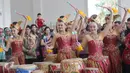 Tarian lapak gendang mengiringi pembukaan wisata Balaikota oleh Gubernur DKI Basuki Tjahaja Purnama, Sabtu (12/9/2015). Wisata Balaikota dibuka rutin Sabtu dan Minggu pukul 09.00-17.00 WIB untuk objek bagian dalam gedung. ‎(Liputan6.com/Angga Yuniar)