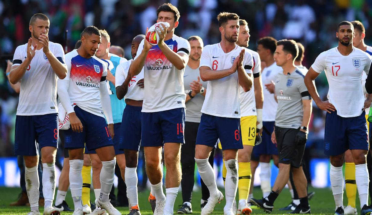 Para pemain Inggris menyapa suporter usai mengalahkan Nigeria pada laga persahabatan di Stadion Wembley, London, Sabtu (2/6/2018). Inggris menang 2-1 atas Nigeria. (AFP/Ben Stansall)