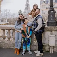 Momen liburan akhir tahun, banyak orang yang berlibur. Salah satunya adalah keluarga Raffi Ahmad yang juga liburan di Paris. [Foto: instagram.com/raffinagita1717]