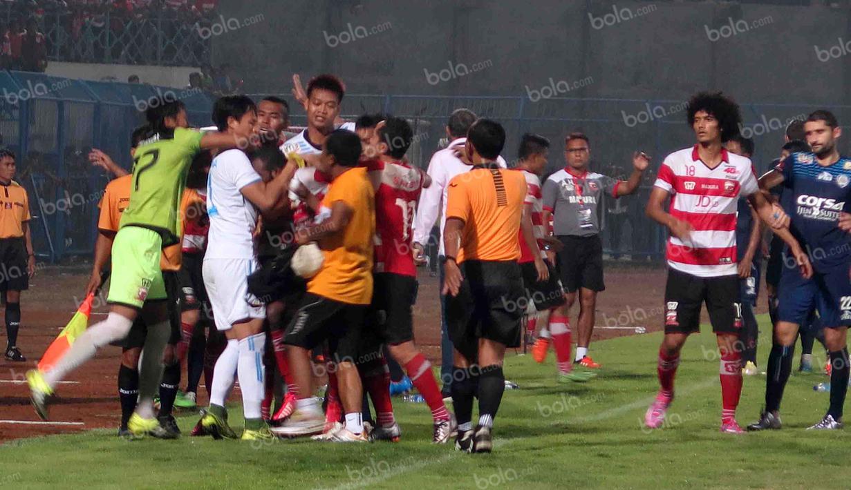 Kericuhan antara pemain Madura United dengan pemain Arema Cronus dalam laga Torabika Soccer Championship 2016 presented by IM3 Ooredoo di Stadion Gelora Bangkalan, Jumat (6/5/2016). (Bola.com/Fahrizal Arnas)