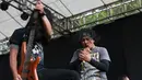Para penggemar Burgerkill tak jarang menemani suara vokalis band dengan teriakan-teriakan. (Deki Prayoga/Bintang.com)