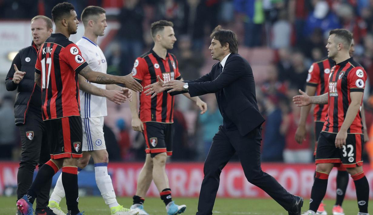 Pelatih Chelsea, Antonio Conte, menyalami pemain Bournemouth, Joshua King. Kemenangan ini membuat Chelsea kian kokoh di puncak klasemen dengan unggul tujuh poin dari Tottengam di posisi kedua. (AP/Matt Duham)