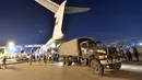 Para pekerja membongkar kotak pasokan bantuan Rusia dari pesawat kargo Rusia ke truk di sebuah bandara di Beirut, Lebanon, Rabu (5/8/2020). Rusia mengirim lima paket bantuan ke Lebanon setelah ledakan besar di Pelabuhan Beirut. (AP Photo/Ministry of Emergency Situations press service via AP)