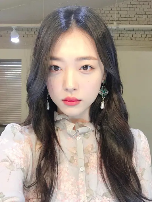 Hujatan itu semakin parah saat Sulli nekat beradegan panas dengan Kim Soo Hyun di film Real. Tapi tampaknya hujatan haters tak membuat Suzy semakin drop. (Foto: instagram.com/jelly_jilli)