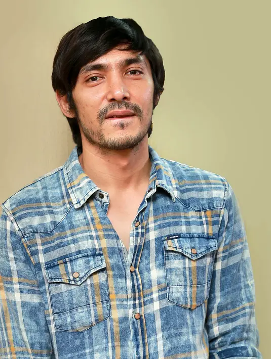 Abimana Aryasatya dibesarkan dunia film. Setelah membintangi beberapa judul film, ia melirik sebagai sutradara atau produser. Ia ingin mundur sebagai aktor. (Galih W. Satria/Bintang.com)