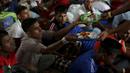 Para pengungsi etnis Rohingya saat menerima makanan di tempat penampungan, Kuala Langsa, Aceh (25/5/2015). Pemerinta RI mengalokasikan bantuan sebesar Rp 2,3 Miliar untuk pengungsi Rohingya yang berada di Aceh. (Reuters/Darren Whiteside)