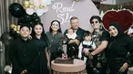 Melalui akun Instagram, Aurel Hermansyah membagikan momen saat menghadiri ulang tahun Raul Lemos yang ke-54. Dalam momen tersebut seluruh keluarga tampak kompak memakai busana bernuansa hitam. (Liputan6.com/IG/@aurelie.hermansyah)