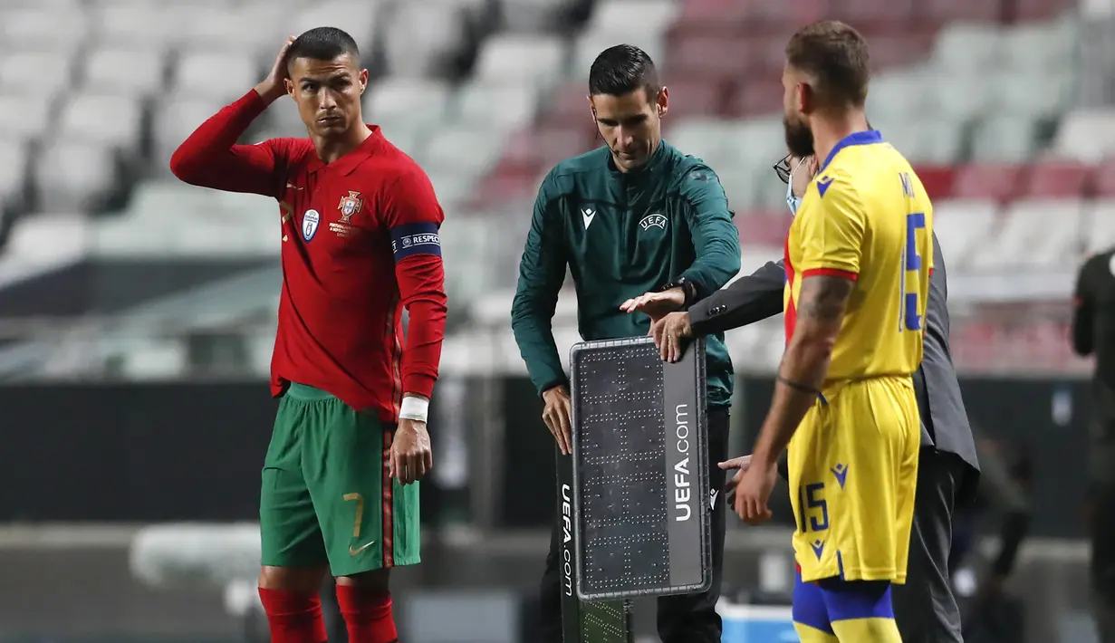 Pemain Portugal, Cristiano Ronaldo, bersiap di pinggir lapangan sebagai pemain pengganti dalam laga uji coba Internasional melawan Andorra di Stadion Luz, Lisbon, Portugal, Kamis (12/11/2020) dini hari WIB. Portugal menang telak 7-0 atas Andorra. (AP Photo/Armando Franca)