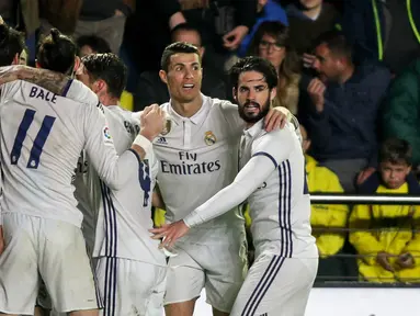 Para pemain Real Madrid merayakan gol yang dicetak Alvaro Morata ke gawang Villarreal pada laga Liga Spanyol di Stadion El Madrigal, Spanyol, Minggu (26/2/2017). Real Madrid menang 3-2 atas Villarreal. (AFP/Biel Alino)