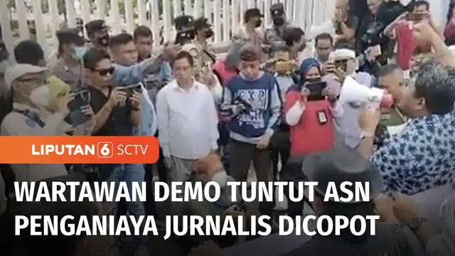 Puluhan wartawan berunjuk rasa di depan Kantor Bupati Karawang, Jawa Barat. Mereka menuntut sikap tegas Bupati atas dugaan kekerasan, bahkan hingga pemaksaan meminum air seni yang dilakukan sejumlah ASN kepada dua jurnalis.