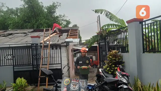 BPBD Kota Sukabumi saat membantu rumah warga terdampak angin puting beliung di Kota Sukabumi (Liputan6.com/Fira Syahrin)