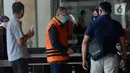 Mantan Sekretaris MA, Nurhadi (rompi oranye) diperiksa suhu tubuh saat akan menjalani pemeriksaan perdana pasca penahanan oleh penyidik di Gedung KPK, Jakarta, Rabu (10/06/2020). (merdeka.com/Dwi Narwoko)
