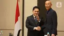 Ketua Umum PSSI Erick Thohir (kiri) bersalaman dengan pelatih asal Jepang, Satoru Mochizuki usai memberi sejumlah keterangan di Jakarta, Selasa (20/2/2024). (Bola.com/ Muhammad Iqbal Ichsan)