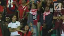 Spanduk keprihatinan terbentang di hadapan suporter yang menyaksikan laga Indonesia U-19 melawan China U-19 pada PSSI 88th U-19 International Tournament di Stadion Pakansari, Cibinong, Selasa (25/9). . (Liputan6.com/Helmi Fithriansyah)