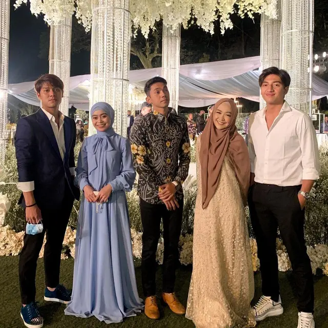 6 Potret Rizky Billar dan Lesty Kejora di Resepsi Pernikahan Ali dan Margin Wieheerm
