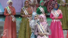 Siti Azhari selaku Puteri Muslimah 2016 menyematkan mahkota  Puteri Muslimah Indonesia 2017 kepada finalis asal Jepara, Syifa Fatimah (19) pada malam puncak penobatan di Studio 6 Emtek City, Jakarta, Senin (9/5). (Liputan6.com/Herman Zakharia)