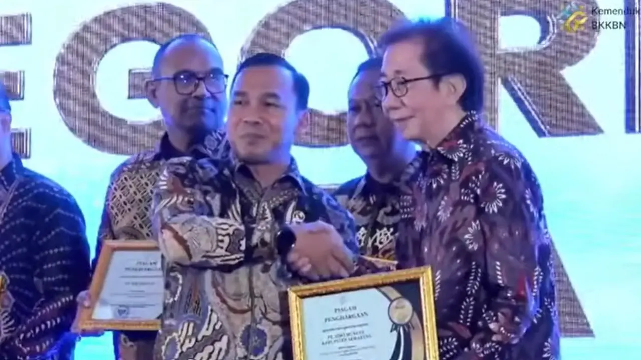 Bos Sido Muncul Irwan Hidayat menerima penghargaan dari Menteri Kemendukbangga/BKKBN Wihaji atas upaya pencegahan stunting. Sido Muncul meraih Penghargaan Mitra Swasta Predikat Gold dalam Genting Collaboration Summit 2025.
