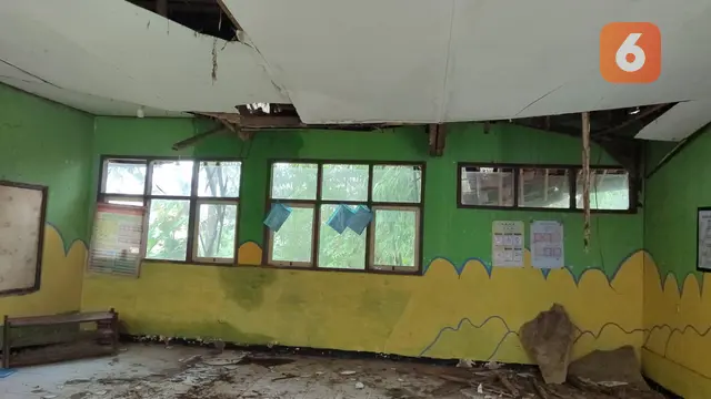 Kondisi kerusakan ruang kelas SDN Gunung Batu Kecamatan Kebonpedes Kabupaten Sukabumi. (Liputan6.com/Fira Syahrin).