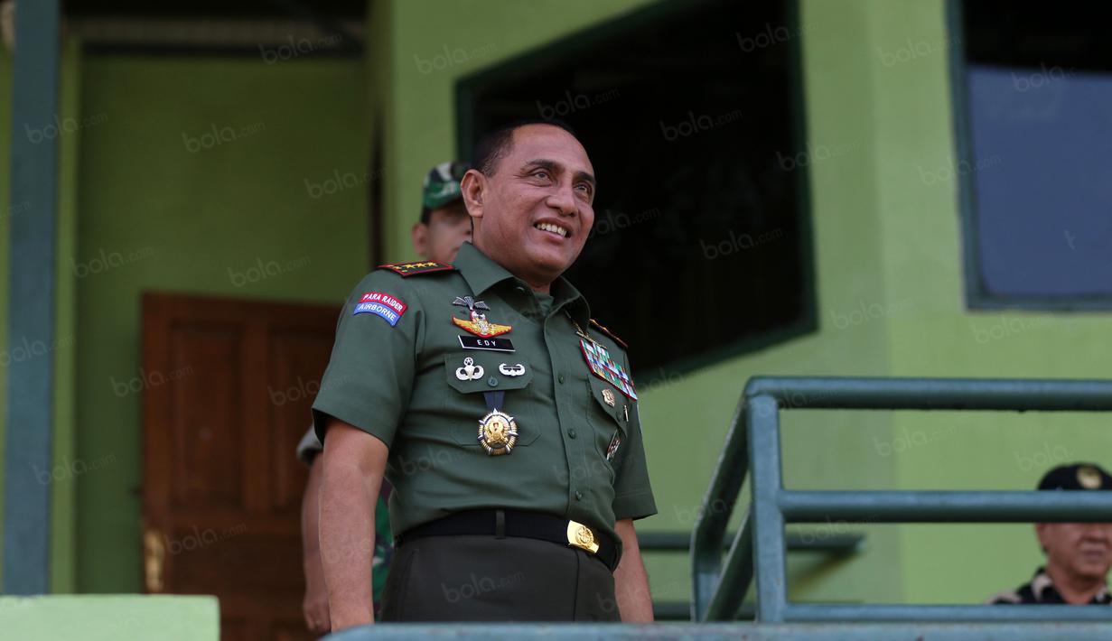 Pangkostrad Letjen, Edy Rahmayadi saat menyaksikan laga PS TNI melawan Uni Papua pada laga uji coba di Mako Kostrad, Cilodong, Jawa Barat, (14/7/2016). (Bola.com/Nicklas Hanoatubun)