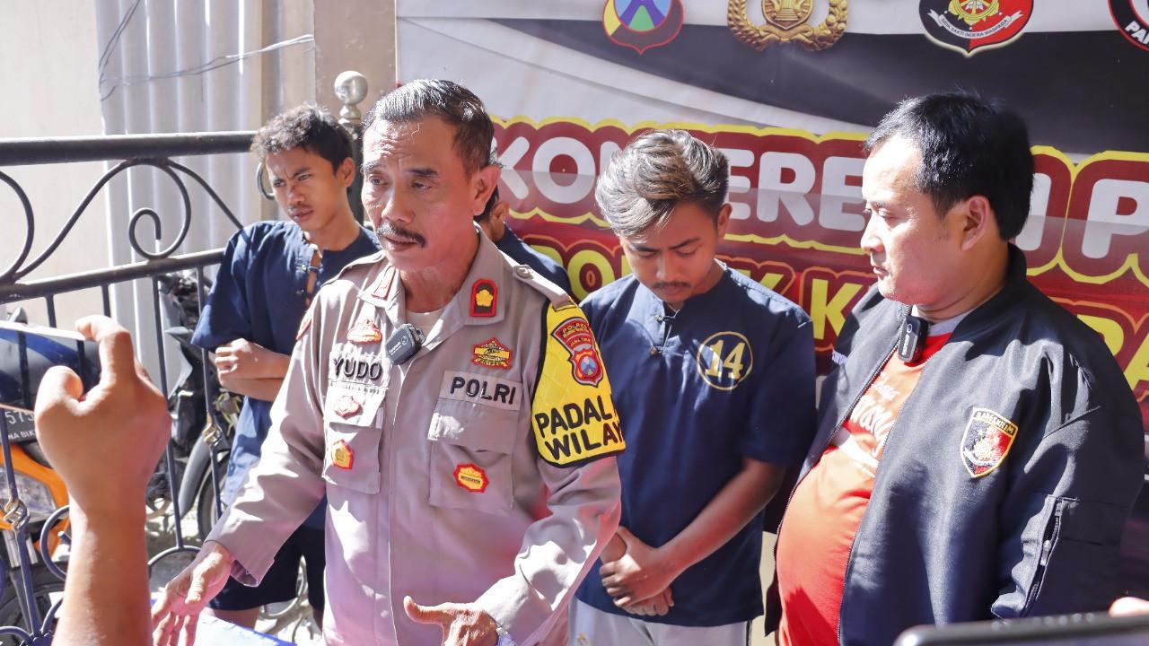 Tiga pelaku curanmor dibekuk Polsek Kenjeran Surabaya. (Dian Kurniawan/Liputan6.com)