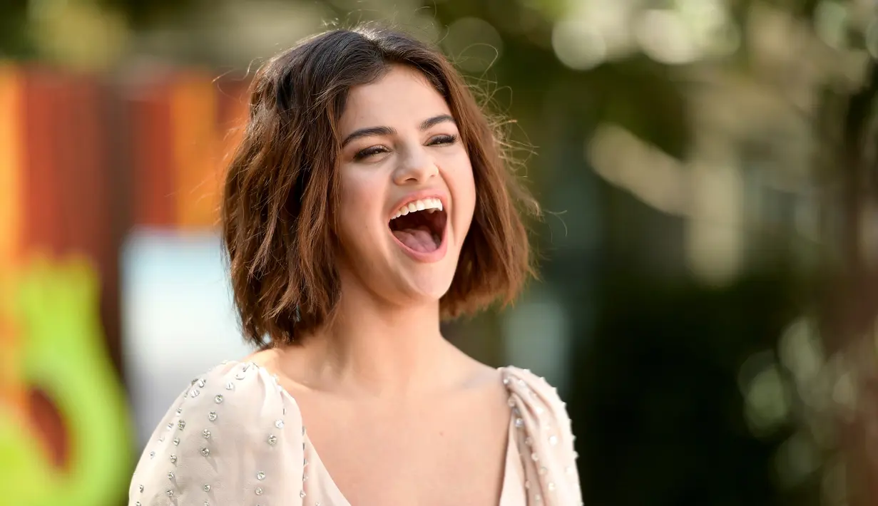 Selena Gomez sepertinya menikmati waktunya dengan Caleb Stevens. (MATT WINKELMEYER  GETTY IMAGES NORTH AMERICA  AFP)