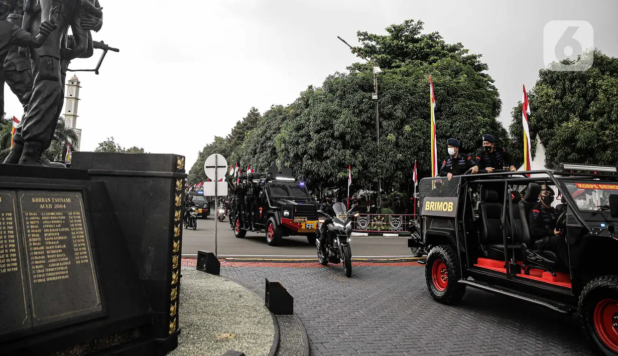 Menteri Pertahanan Prabowo Subianto (kiri) didampingi Dankorbrimob Polri Irjen Pol Anang Revandoko tiba di Mako Brimob, Depok, Jawa Barat, Jumat (12/11/2021). Kehadiran Prabowo untuk menerima penganugerahan Warga Kehormatan Utama pada HUT ke-76 Brimob. (Liputan6.com/Faizal Fanani)