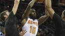 Pemain Cleveland Cavaliers berusaha meredam pergerakan pemain Atlanta Hawks, Tim Hardaway Jr, pada laga NBA musim reguler 2016-2017 di Quicken Loans Arena, Rabu (9/11/2016) WIB. (AP Photo/Phil Long)