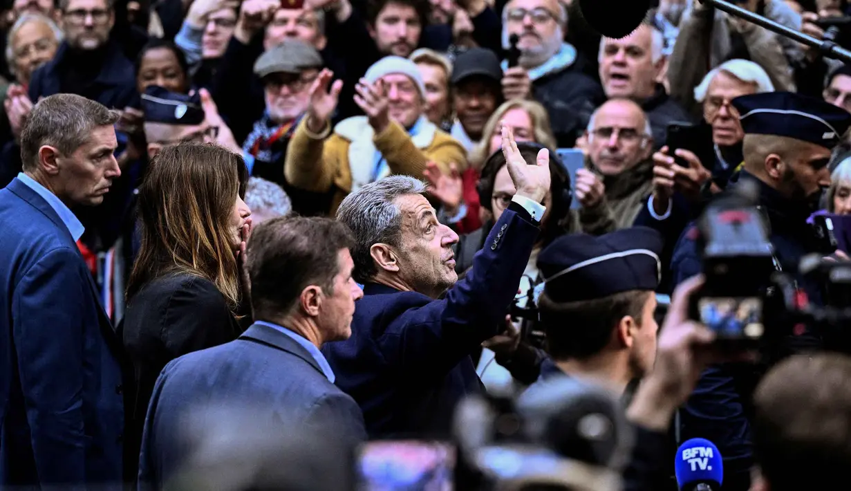 Kerumunan massa pendukung menyambut Nicolas Sarkozy dan istrinya, Carla Bruni-Sarkozy, bahkan beberapa orang bahkan meneriakkan nama sang presiden untuk memberinya semangat sambil menyanyikan "La Marseillaise". (JULIEN DE ROSA/AFP)