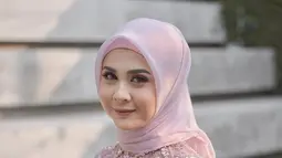 Dalam momen pertunangan dengan Adhi Permana. Kesha Ratuliu tampil memukau dengan hijab dan busana dengan dominan warna merah muda. Selain itu dengan makeup yang pas ia pun tampil sangat cantik di hari spesialnya. (Liputan6.com/IG/@kesharatuliu05)