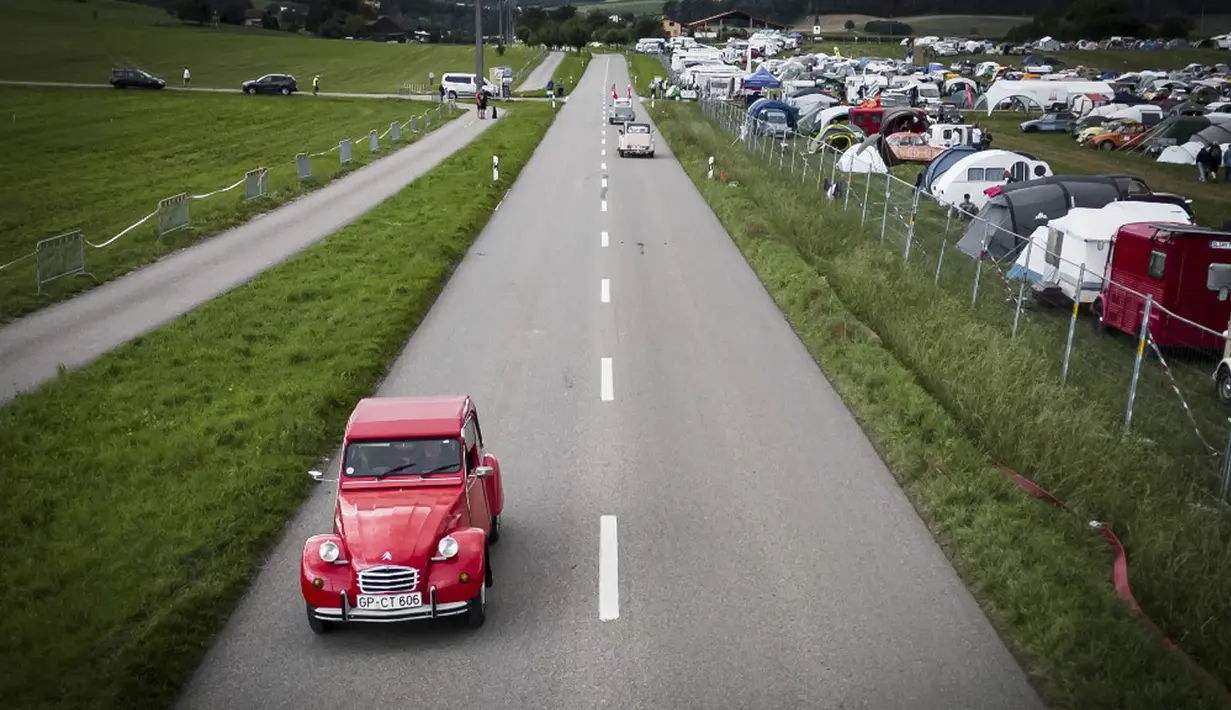 Mobil-mobil diparkir berbaris di lapangan saat pertemuan dunia ke-24 mobil Citroen klasik di pedesaan Swiss. (GABRIEL MONNET/AFP)