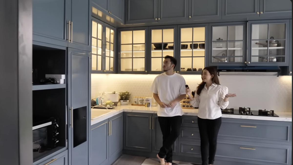 6 Potret Dapur Rumah Rizky Nazar Bentuk L, Desain Modern dengan Warna Anti Mainstream