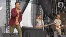 Aksi musisi band Base Jam saat tampil dalam festival musik Manggungdi BSD Tangerang, Sabtu (3/9/2022). Dalam penampilannya Base Jam tampil enerjik dengan membawakan lagu hitsnya diantaranya bukan punjaga, dan rindu. (Liputan6.com/Faizal Fanani)